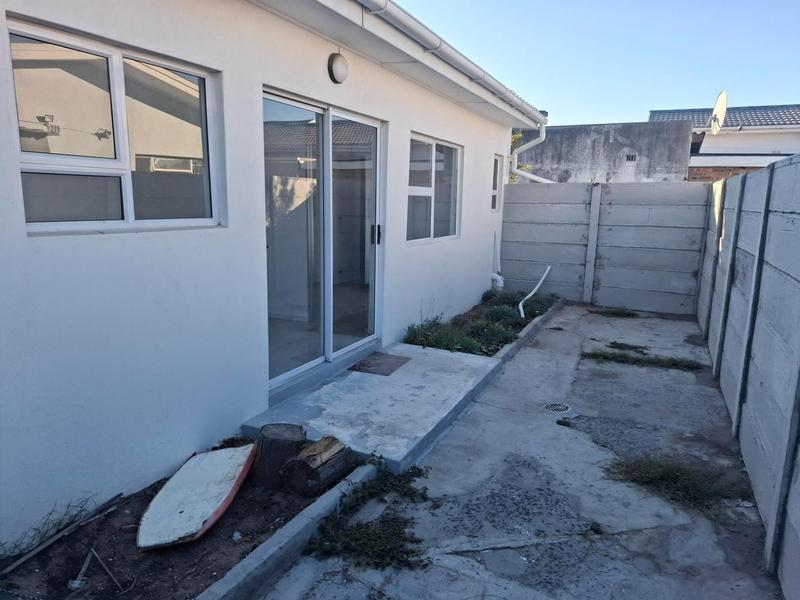 To Let 1 Bedroom Property for Rent in Goodwood Central Western Cape